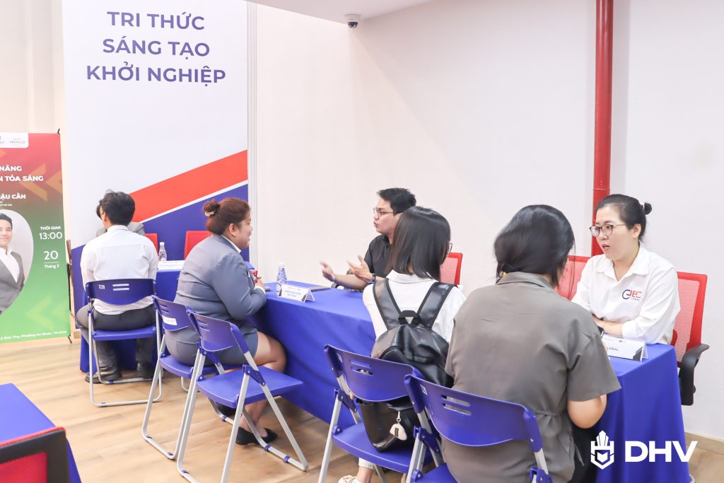 Khu vực phỏng vấn 1:1 cùng doanh nghiệp thu hút đông đảo sinh viên tham gia và trải nghiệm