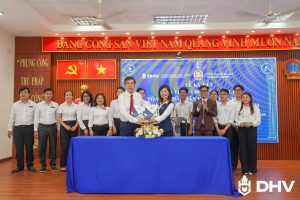 TRƯỜNG ĐẠI HỌC HÙNG VƯƠNG TP. HỒ CHÍ MINH (DHV) KÝ KẾT HỢP TÁC VỚI TÒA ÁN NHÂN DÂN KHU VỰC 7: TĂNG CƯỜNG GẮN KẾT ĐÀO TẠO VỚI THỰC TIỄN