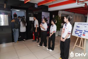 GIỮA MỘT KỲ THI LỚN, CÓ NHỮNG NGƯỜI TRẺ CHỌN ĐỨNG LẠI ĐỂ ĐỒNG HÀNH
