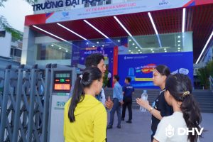 THÍ SINH ĐẾN ĐIỂM THI TỪ SỚM, KHÔNG KHÍ KỲ THI ĐÁNH GIÁ NĂNG LỰC ĐẠI HỌC QUỐC GIA TP. HỒ CHÍ MINH TẠI TRƯỜNG ĐẠI HỌC HÙNG VƯƠNG TP. HỒ CHÍ MINH (DHV) DIỄN RA NGHIÊM TÚC