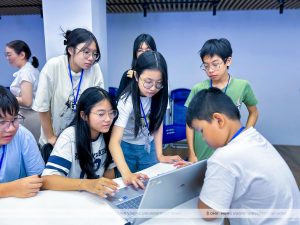 CON EM CÁN BỘ, GIẢNG VIÊN DHV TRẢI NGHIỆM TRÍ TUỆ NHÂN TẠO (AI), ROBOTICS VÀ DRONE TẠI PHÒNG LAB CÔNG NGHỆ