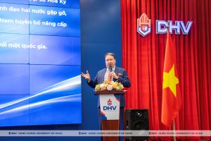 NGUYÊN ĐẠI SỨ MARC E. KNAPPER ĐỐI THOẠI CÙNG SINH VIÊN DHV VỀ QUAN HỆ ĐỐI TÁC CHIẾN LƯỢC TOÀN DIỆN VIỆT NAM – HOA KỲ SAU 03 NĂM